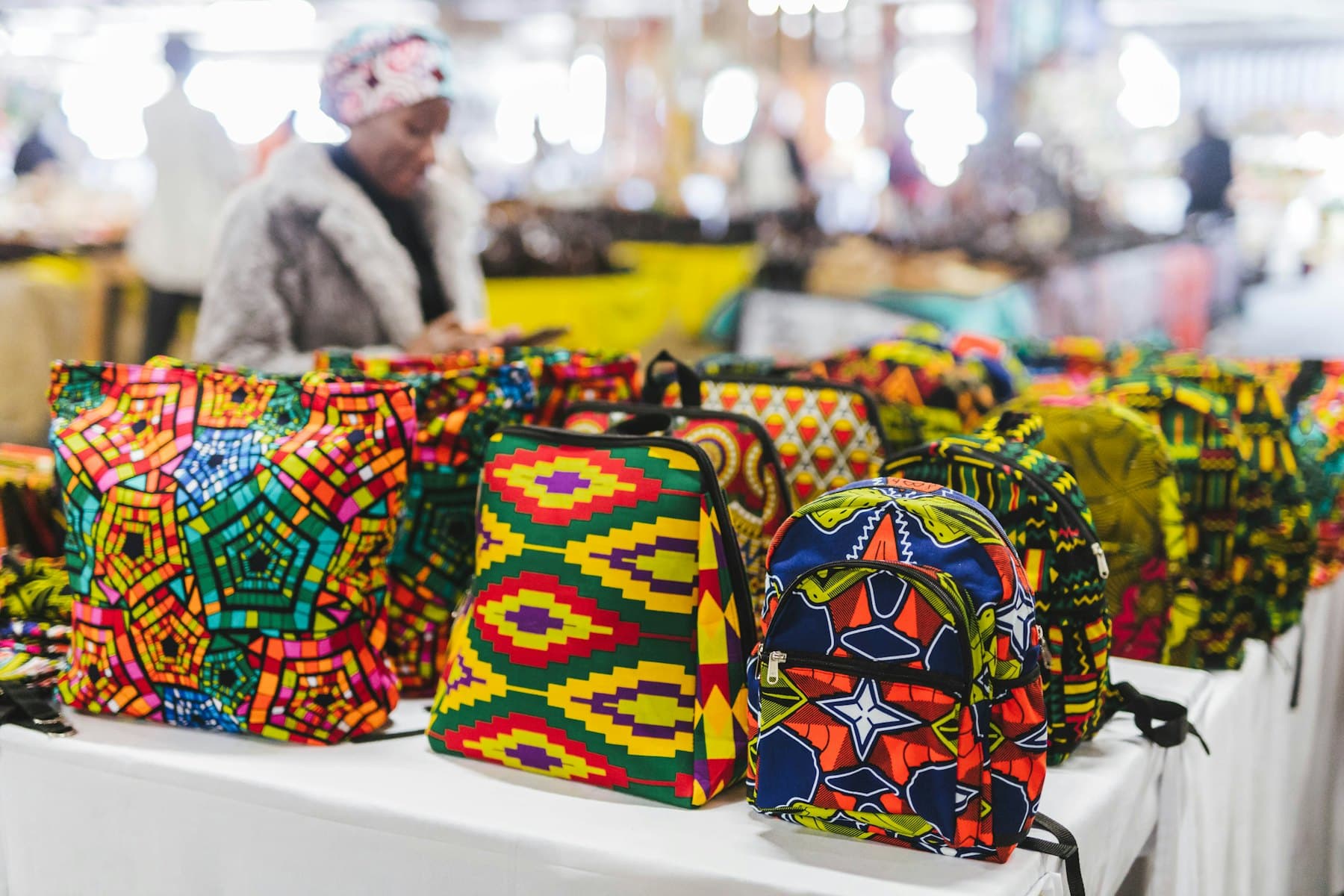 Des sacs artisanaux colorés disposés sur une table