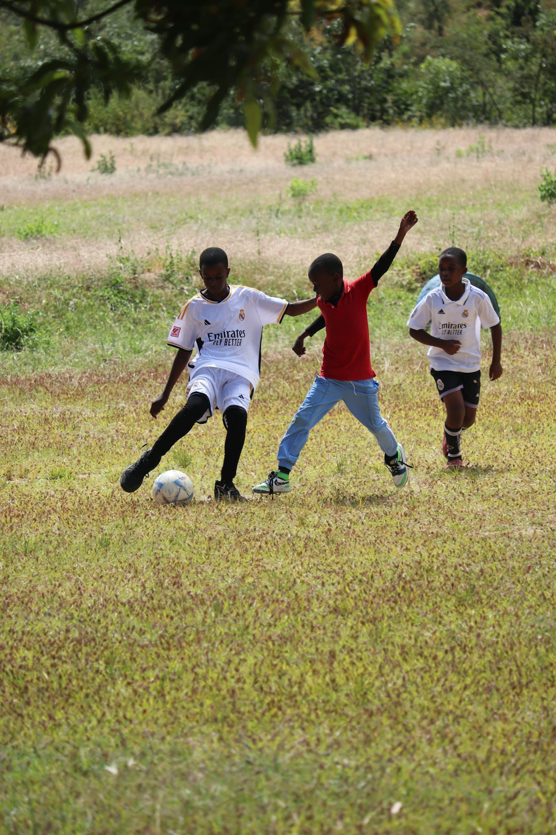 De jeunes joueurs sur un terrain de football